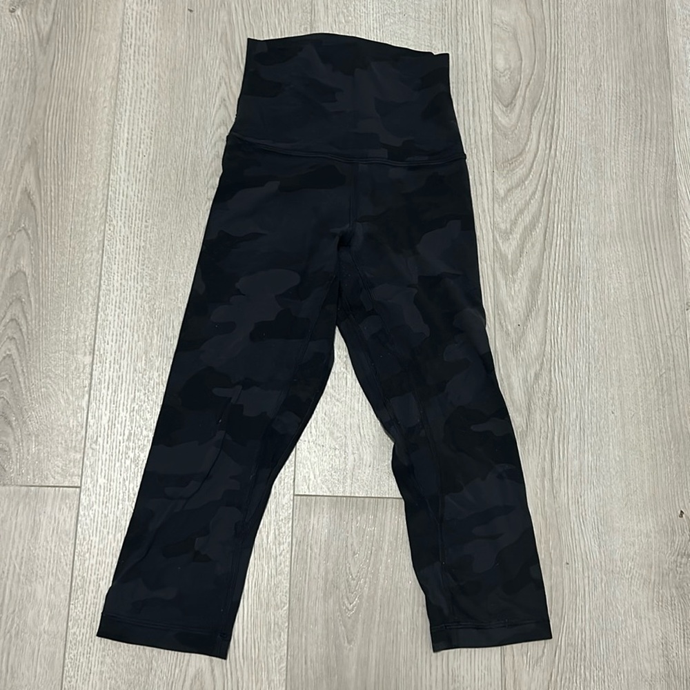 Lululemon Align High-rise Crop 17” Size 0 in Camo Deep Coal Multi